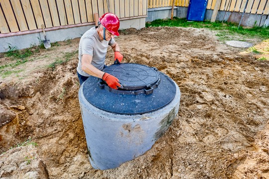 Jak dobrać pojemność szamba do warunków działki?